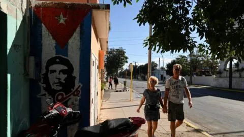 Médicos, turismo y tabaco: los ingresos fuertes de Cuba, en la mira de EE. UU.