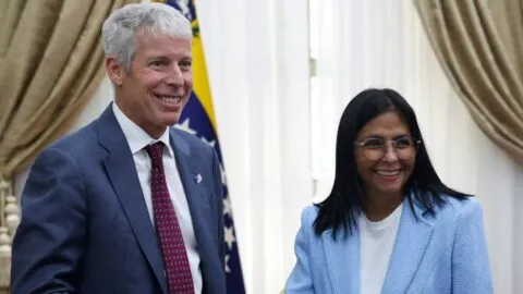 EE. UU. envía a secretario de Energía a Venezuela; evaluará industria petrolera