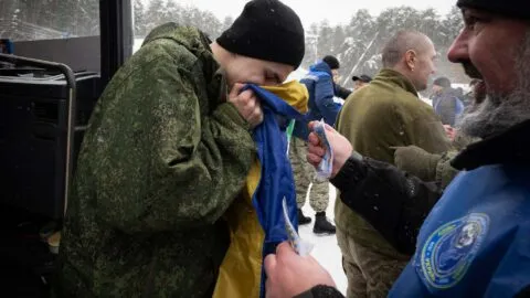 Rusia y Ucrania intercambian a 314 presos para avanzar con acuerdo de paz