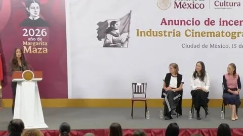 Salma Hayek acompaña a Sheinbaum en anuncio clave para el cine en México