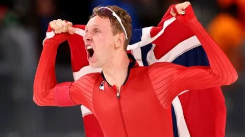 Sander Eitrem gana oro y rompe récord olímpico en la final de los 5000m del patinaje de velocidad