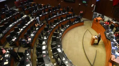 Con Morena al frente, Senado reabre salón de belleza clausurado en 2018