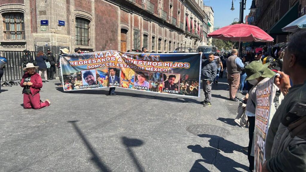 Manifestantes colocaron fotografías de los desaparecidos del Edomex en Sinaloa