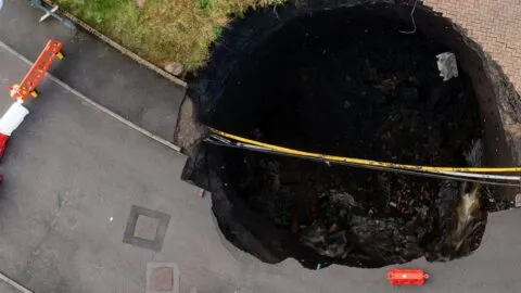 Se abre la tierra en Shanghái: captan enorme socavón que "se traga" todo a su alrededor