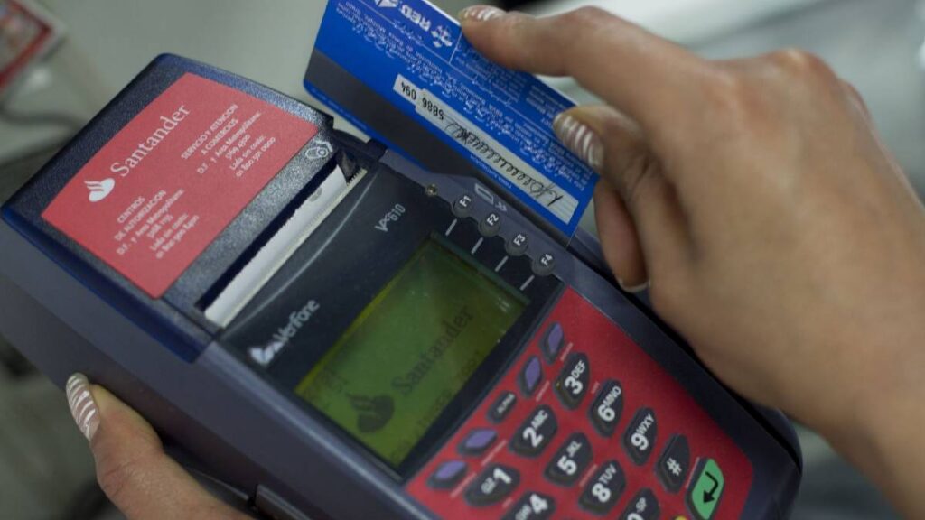 SAT no fiscaliza cada compra con tarjeta, pero sí puede detectar discrepancias entre ingresos y gastos.