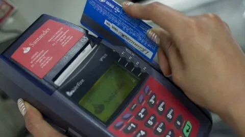 No, SAT no sanciona por prestar tu tarjeta; así funciona la discrepancia fiscal