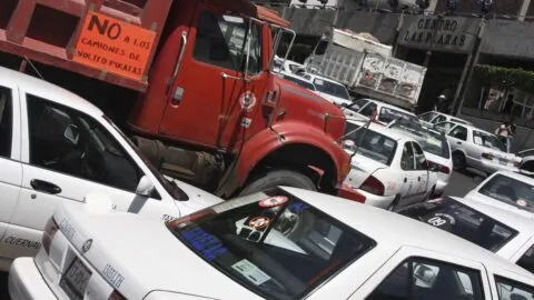 Taxistas de Morelos anuncian paro; Movilidad y Transporte amaga con quitar concesiones