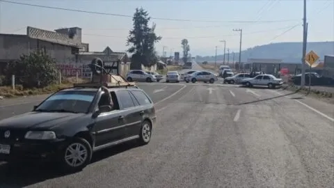 Taxistas del Valle de Toluca protestan con bloqueo de vialidades por mal estado de las carreteras