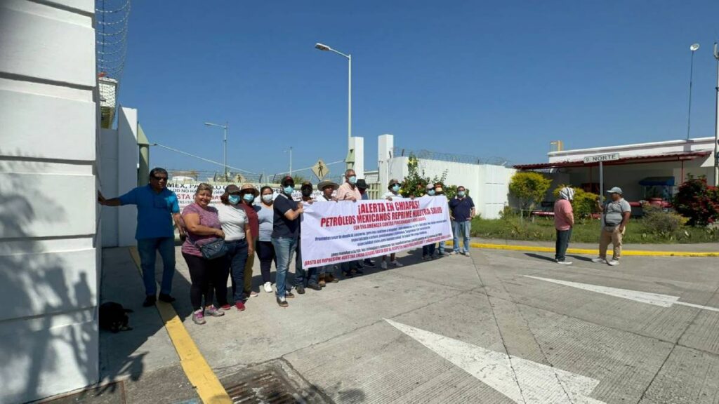 Trabajadores bloquean planta de Pemex en Puerto Chiapas.