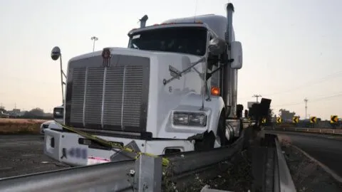 Tráiler vuelca en el Circuito Exterior Mexiquense en Ixtapaluca y hay caos vial