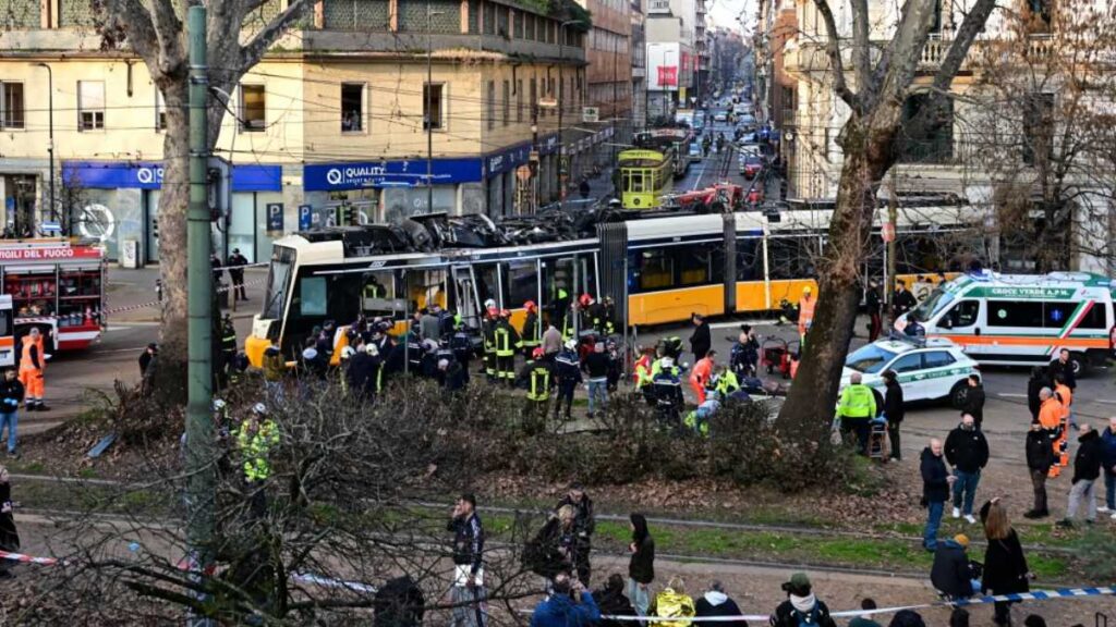 Tranvía se descarrila y choca en Milán, Italia
