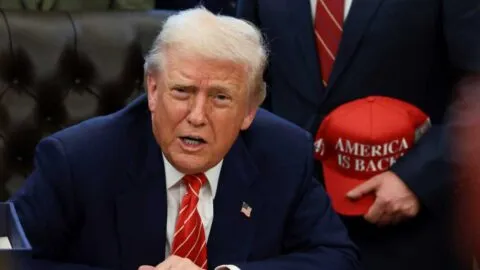 Trump confronta reportera de CNN que tocó el tema de Epstein