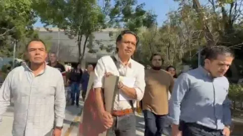 Marx Arriaga deja la SEP tras cuatro días “atrincherado” en su oficina