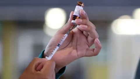 ¿No estás seguro si te vacunaron contra sarampión? Revisa si debes aplicarte la vacuna