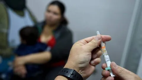 Pediatra recomienda uso de cubrebocas en niños para prevenir el sarampión