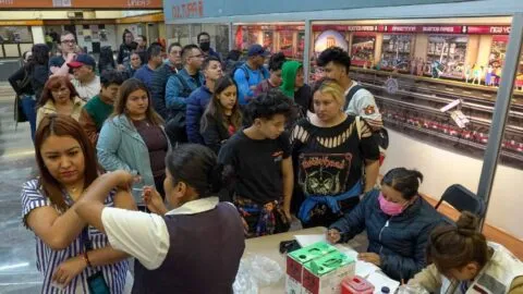 Exhiben en video a personal de salud que se niega a vacunar en el Metro CDMX