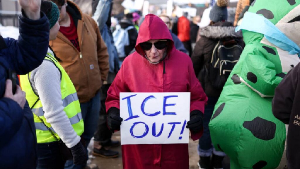 Vecinos protestan en Nueva Jersey para frenar centro de detención de migrantes.