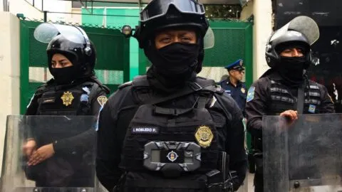 Video: golpean a poli en Santa María La Ribera, en la Cuauhtémoc