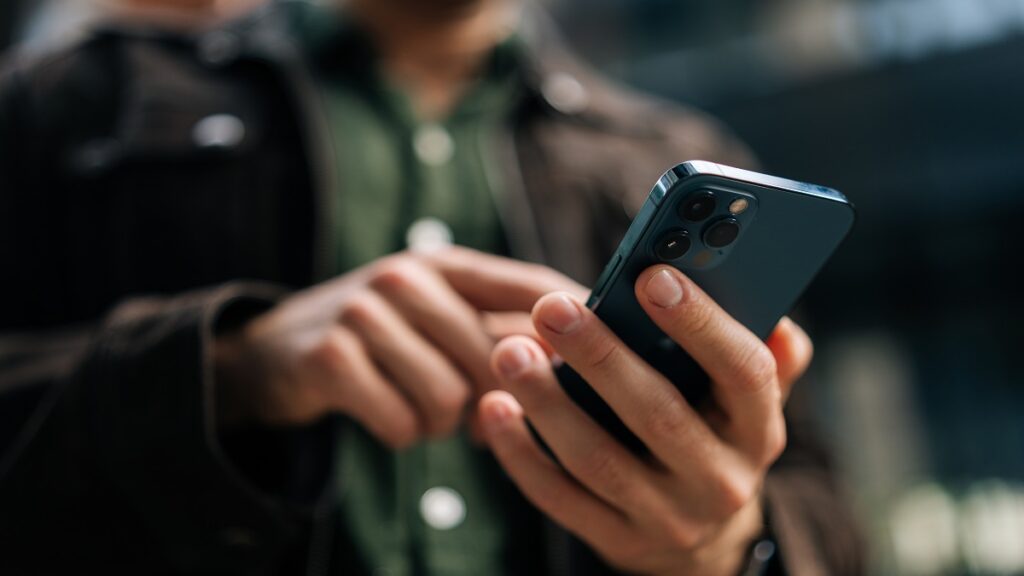 video-sujeto-intenta-quitarle-celular-a-alcalde-de-puerto-vallarta-durante-conferencia