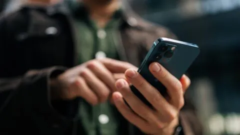 Sujeto intenta quitarle celular a alcalde de Puerto Vallarta durante conferencia