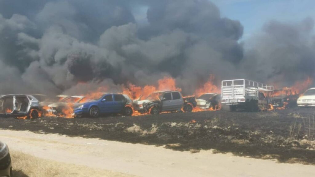 Se incendia corralón en Tlaxcala; más de 180 unidades arden