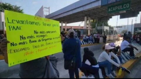 Maestros de la CETEG toman caseta de Palo Blanco por falta de pagos