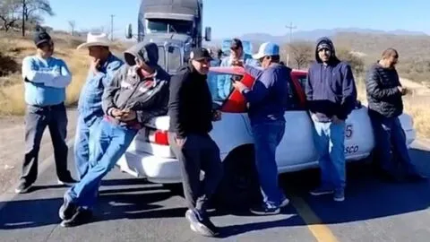 Choferes del transporte público bloquean carreteras en el sur de Zacatecas