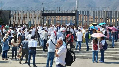 Docentes de la Sección 14 del SNTE se van a paro; protestan en Palacio de Gobierno