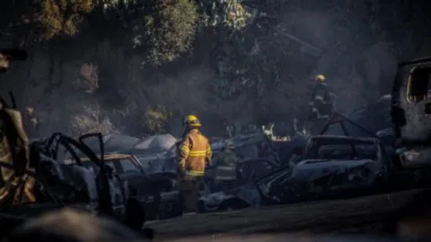 VIDEO: fuerte incendio alcanza corralón de la Fiscalía de Colima