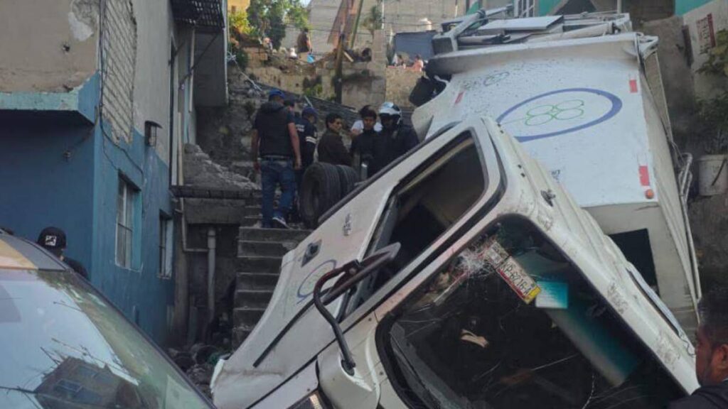 Camión recolector de basura cayó por pendiente en Naucalpan.