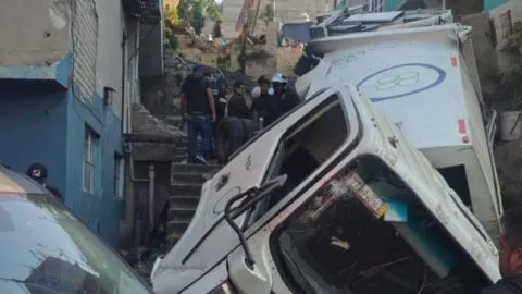 Camión de basura se queda sin frenos y cae por pendiente en Naucalpan; hay una mujer muerta