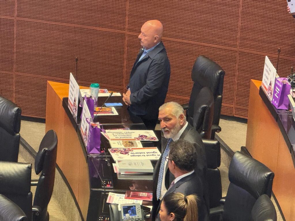 Estados Unidos volverá a cambiar la hora en 2026 con la llegada del horario de verano, también conocido en inglés como Daylight Saving Time, una medida que se aplica cada año con el objetivo de aprovechar mejor la luz natural durante los meses más cálidos. El cambio al horario de verano boreal, que comienza el segundo domingo de marzo en EE.UU., implica que las horas de luz se extienden durante la tarde y la noche, por lo que el reloj se adelanta una hora. Este ajuste se repite el primer domingo de noviembre, cuando se regresa al horario previo, es decir, se retrasa una hora el reloj en prácticamente todo el país. ¿Cuándo cambia el horario en 2026? El cambio al horario de verano en Estados Unidos se realizará el domingo 8 de marzo de 2026. Ese día, el ajuste se hace a las 2 a.m., momento en el que los relojes pasan directamente a marcar las 3 a.m., dando inicio oficial al horario de verano. Si bien la mayoría de los relojes de los dispositivos móviles se actualizan de manera automática, los relojes analógicos deberán ser regulados de forma manual. Dado que el reloj se adelantará una hora, tendrás que iniciar ese día con una hora menos de descanso, pero a cambio las tardes tendrán más horas de luz a partir del 8 de marzo. ¿En qué lugares de EE.UU. no se aplica el cambio? No todo el país ajusta sus relojes. Por ejemplo, Hawai y la mayor parte de Arizona no utilizan el horario de verano. En estos estados, la hora se mantiene igual durante todo el año. Algunos territorios estadounidenses, como Puerto Rico, Guam y las Islas Vírgenes tampoco realizan el cambio. ¿Por qué se aplica el horario de verano? Existe un antiguo mito de que el horario de verano fue una práctica adoptada para dar a los agricultores más tiempo de luz solar para trabajar en el campo. Pero esa no es realmente la razón por la que decenas de países lo adoptaron. El horario de verano (DST, por sus siglas en inglés) es un sistema para reducir el uso de electricidad aprovechando las horas de luz. Durante ocho meses al año, EE.UU. y decenas de otros países siguen el horario de verano, y durante los cuatro meses restantes, vuelven al horario estándar para aprovechar al máximo la luz solar. El actual sistema de marzo-noviembre que sigue Estados Unidos comenzó en 2007, pero el concepto de “ahorrar luz” es mucho más antiguo. Se debate a quién se le ocurrió originalmente la idea, pero Benjamin Franklin parece haberla mencionado por primera vez en 1784, cuando escribió una carta al editor del Journal of Paris. A lo largo de los años, se han presentado iniciativas para hacer permanente el horario de verano, pero todavía ninguna ha sido aprobada del todo. Los partidarios de la medida dicen que pondría fin a las perturbaciones causadas por los cambios de hora. Recomendaciones para el cambio de hora Los cambios de horario suelen estar en el centro del debate por los costos que pueden ocasionar en términos humanos. Los cambios interrumpen nuestros horarios de sueño y dañan nuestra salud, según los expertos de la Academia Estadounidense de Medicina del Sueño. Los impactos son muy variados e incluyen malas noticias para la salud cardiovascular, posibles accidentes cerebrovasculares y fibrilación auricular, errores médicos, problemas de salud mental y hasta accidentes de tráfico. Para evitar sentir los efectos del cambio, los especialistas sugieren: Dormir al menos siete horas (adultos) u ocho horas (adolescentes) cada noche, antes y después del cambio de hora. Ajustar gradualmente tus horarios de sueño, comenzando dos o tres noches antes del cambio de hora. Adelanta tu hora de acostarte 15 o 20 minutos cada noche. Unos días antes del cambio de hora, empieza a ajustar el horario de otras rutinas diarias que te marcan el tiempo. Por ejemplo, empieza a cenar un poco más temprano cada noche. El sábado por la noche, adelanta tu reloj una hora al anochecer. Luego, acuéstate a tu hora habitual. Sal al aire libre el domingo para disfrutar del sol matutino. La luz brillante te ayudará a ajustar tu reloj interno, que regula el sueño y el estado de alerta. Acuéstate lo suficientemente temprano el domingo por la noche para poder dormir lo suficiente antes de que comience la semana el lunes.