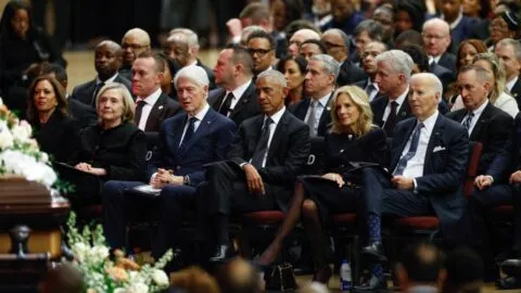 Expresidentes de EE. UU. rinden homenaje a Jesse Jackson en funeral público en Chicago