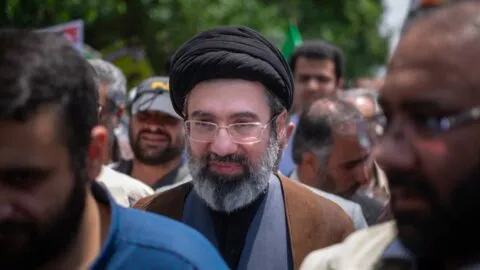 Irán tendría nuevo líder supremo tras muerte de Alí Jamenei; sería su hijo Mojtaba Jamenei, reporta New York Post