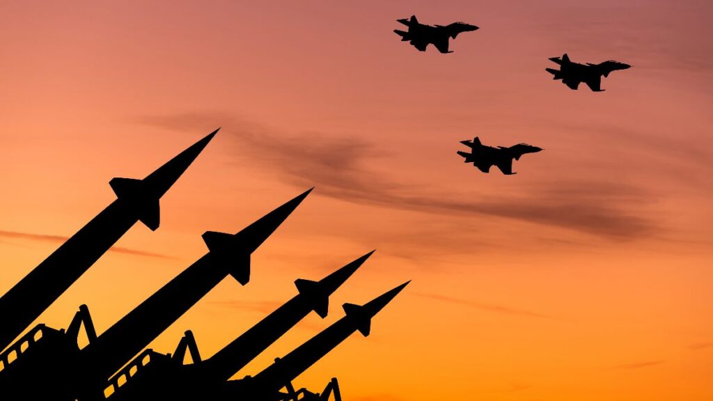 Drones, torpedos y bombarderos: la potente tecnología militar que EE.UU. usa en la guerra contra Irán