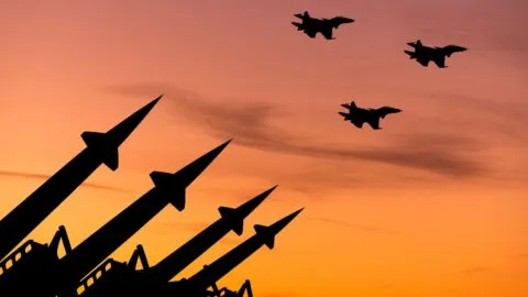 Drones, torpedos y bombarderos: la potente tecnología militar que EE.UU. usa en la guerra contra Irán