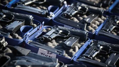 Buscan sancionar con prisión a padres de familia de menores que porten armas de fuego en CDMX