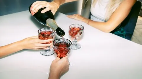 Consumo de alcohol entre mujeres aumenta en México; Poder del Consumidor alerta por el “pink drinking"