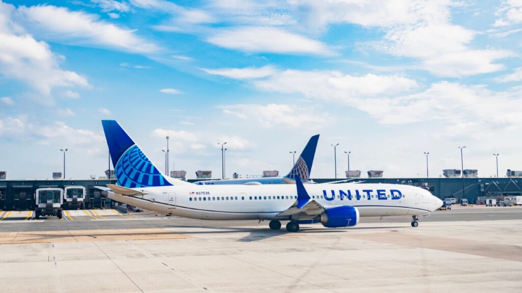 Avión de United Airlines aterriza de emergencia en aeropuerto de Los Ángeles por falla e incendio