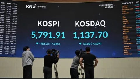 Mientras las bolsas asiáticas mantienen su caída por conflicto en Medio Oriente, el petróleo modera sus ganancias