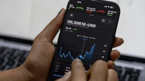 Barril de petróleo Brent vuelve a superar los 100 dólares por guerra en Medio Oriente