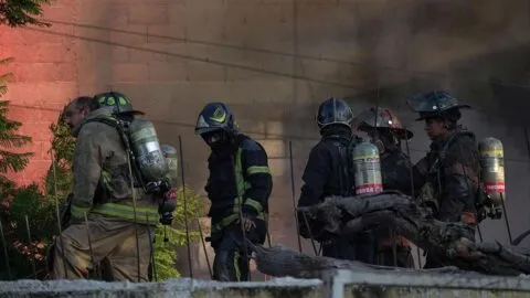 Incendio consume monumento en Ecatepec; investigan si fue provocado