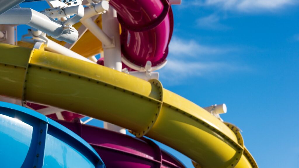 Captan momento en que mujer muere tras salir proyectada de un tobogán en Colombia