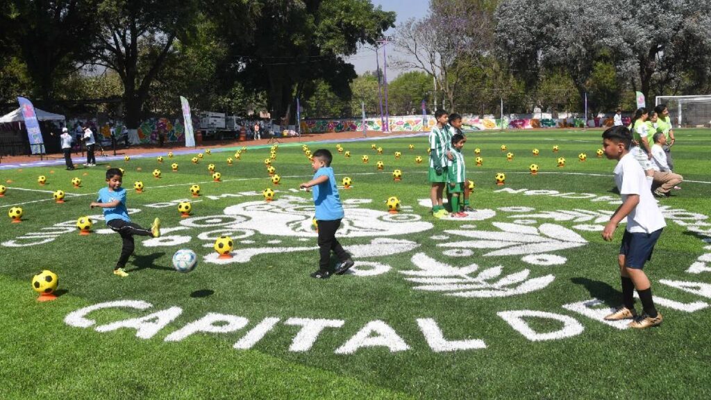 cdmx-prepara-la-clase-de-futbol-mas-grande-del-mundo