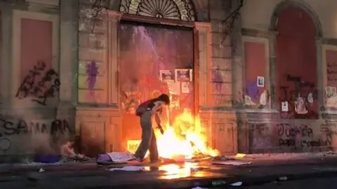 Con afectaciones a edificios públicos e iglesias, culmina marcha por el 8M en San Luis Potosí