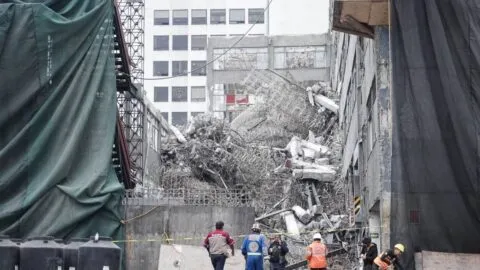 Un muerto, un herido y dos desaparecidos, saldo preliminar del derrumbe en CDMX