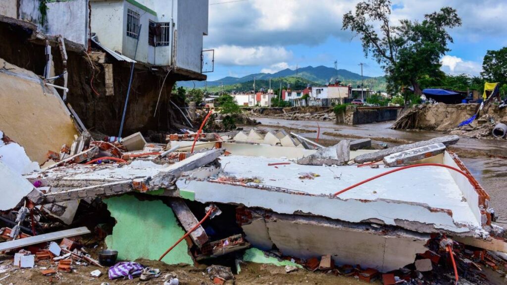 Huracanes han causado estragos en Acapulco.