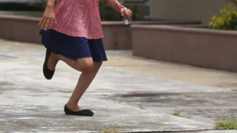 Cámaras de seguridad captan acoso a niña en tienda; detienen a presunto agresor