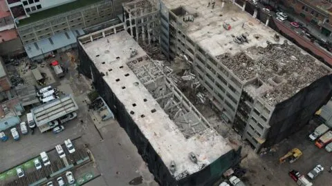 Rojo de la Vega rechaza culpa por edificio colapsado en San Antonio Abad