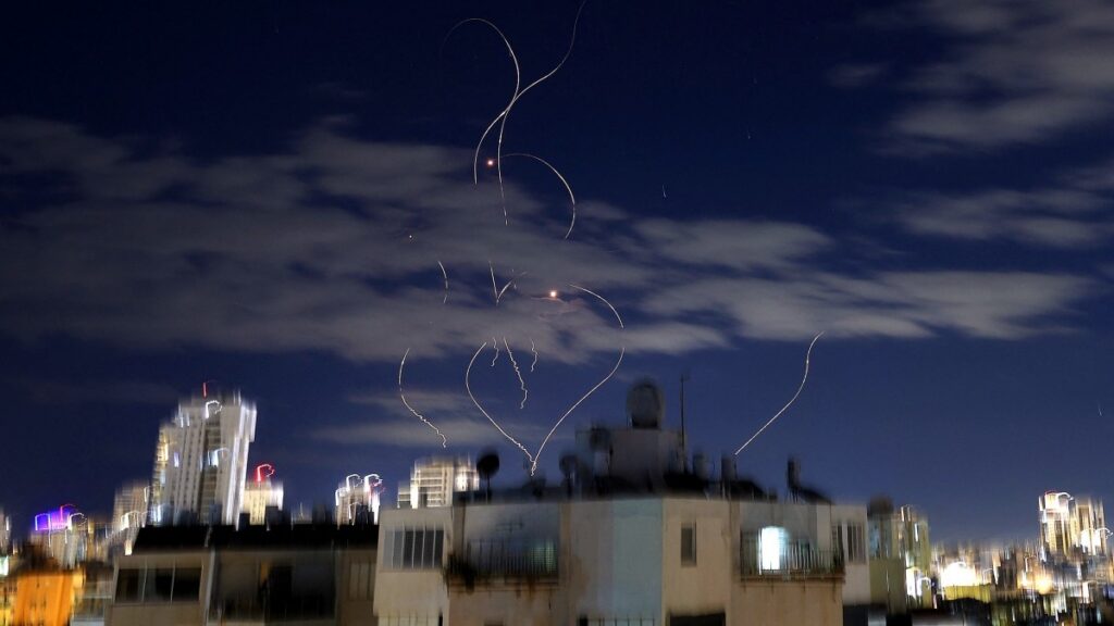 Dispara Irán su primera salva de misiles contra Israel tras nombramiento del nuevo ayatola